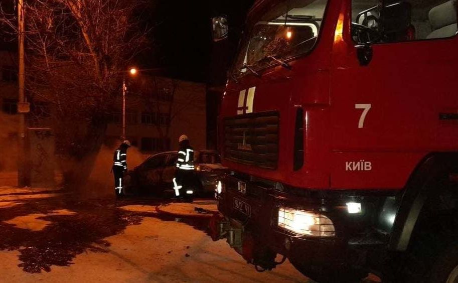 У Подільському районі у дворі багатоповерхівки згорів легковик. Фото: пресслужба ДСНС