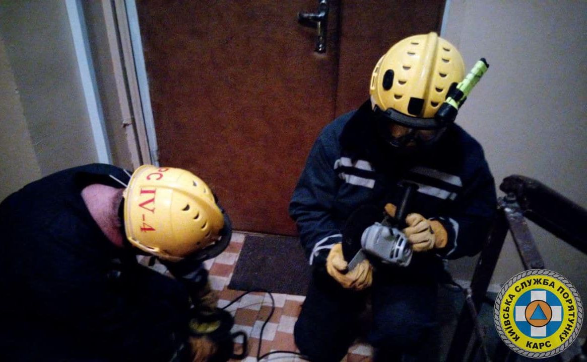 У Дніпровському районі рятувальники деблокували трирічну дитину з квартири