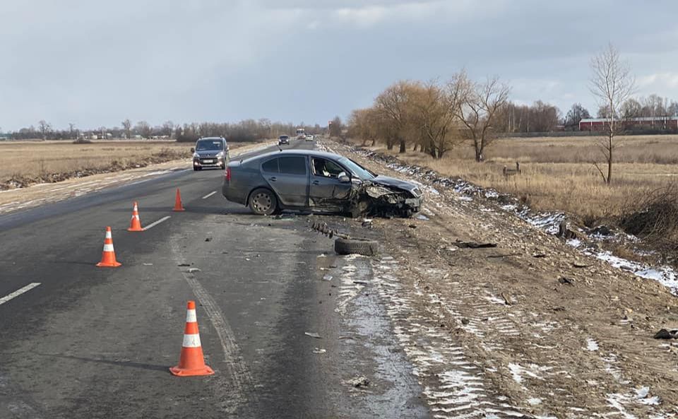 Від удару в Skoda Octavia вирвало колесо. Фото: поліція Броварщини
