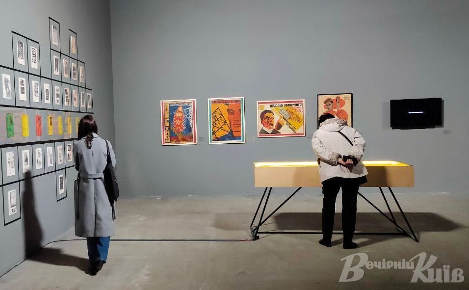 У дев’яти залах Старого арсеналу до 30 січня проходить виставка «Футуромарення». Фото автора