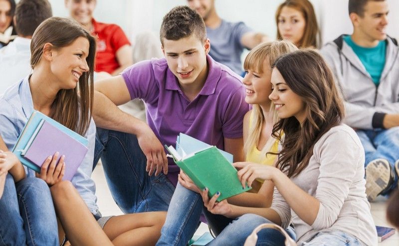 Учасники прослухають лекції провідних експертів і дипломатів ЄС та України. Фото з відкритих джерел