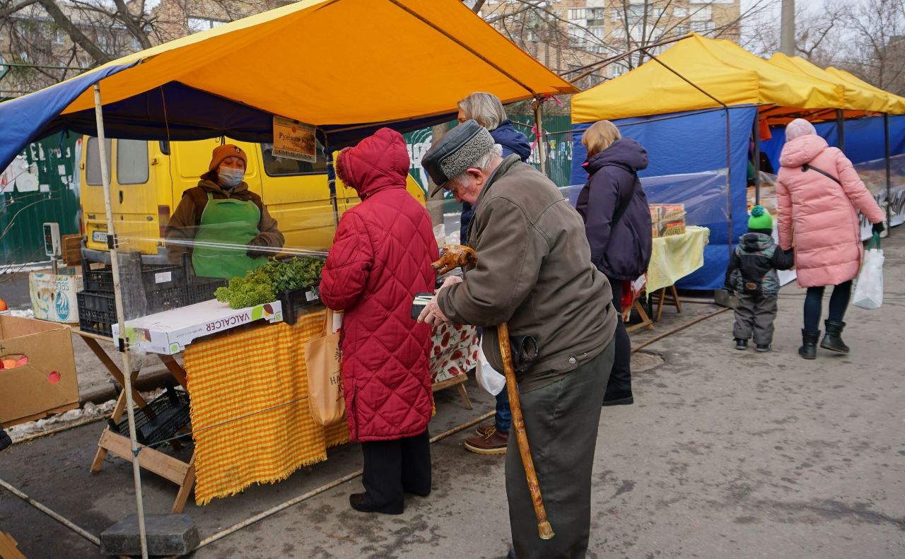 Усі законні намети витримані у одній стилістиці. Фото: КМДА