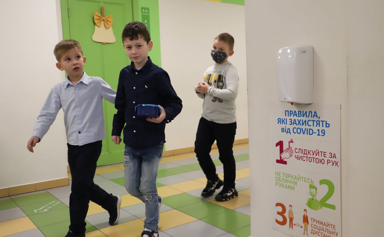 Більшість київських шкіл навчаються у звичному режимі. Фото: Олексій Самсонов