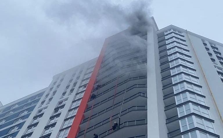 Пожежа сталася на вулиці Канальній, 8. Фото: ГУ ДСНС у Києві