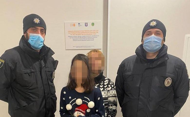 На Троєщині чоловік намагався вбити матір та дитину. Фото: пресслужба Поліції Києва