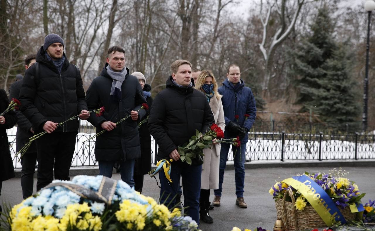 Покладання квітів біля пам`ятника Героям Крут. Фото: КМДА