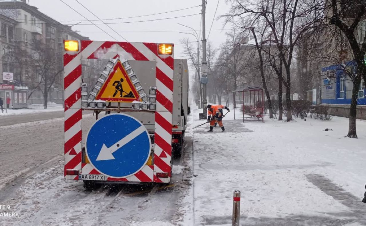 Також дороги очищають 404 комунальника. Фото: КМДА
