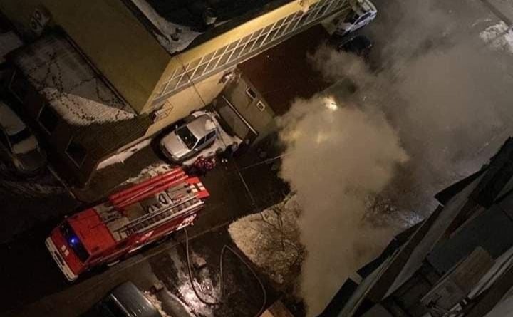 На проспекті Тичини горіла квартира у багатоповерхівці. Фото: пресслужба ДСНС