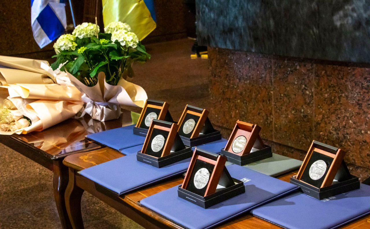 На медалях написано «Той хто рятує людину, той рятує світ». Фото: Музей війни