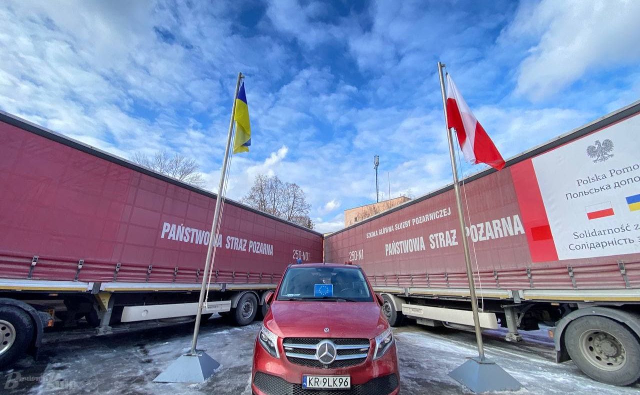Усього в колоні 29 вантажівок з допомогою для України. Фото: Даша Гришина