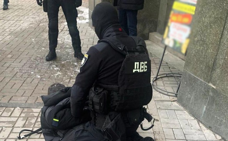 Пройдисвіта затримали біля готелю «Козацький». Фото: Нацполіція