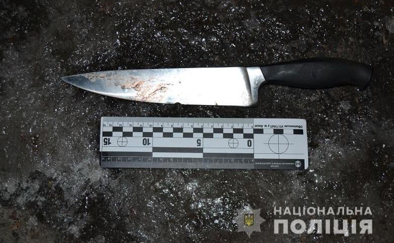 На Оболоні у підвалі чоловік накинувся на товариша з ножем