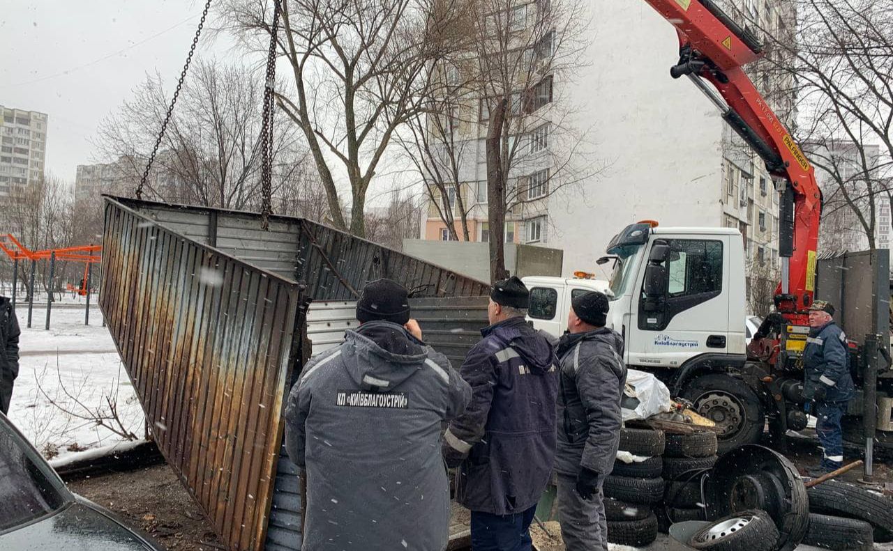 Демонтаж на вулиці Ревуцького. Фото КП «Київблагоустрій»