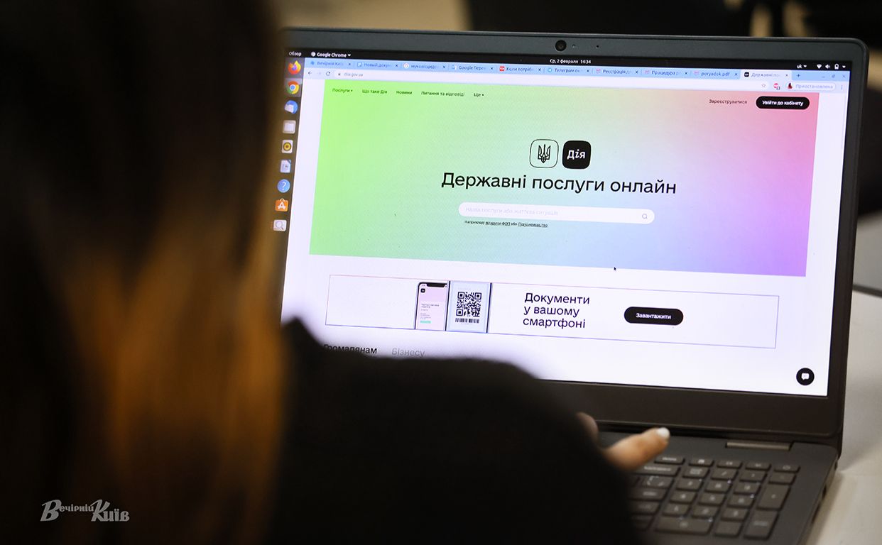 За ковідну тисячу можна оплатити «комуналку». Фото: Борис Корпусенко