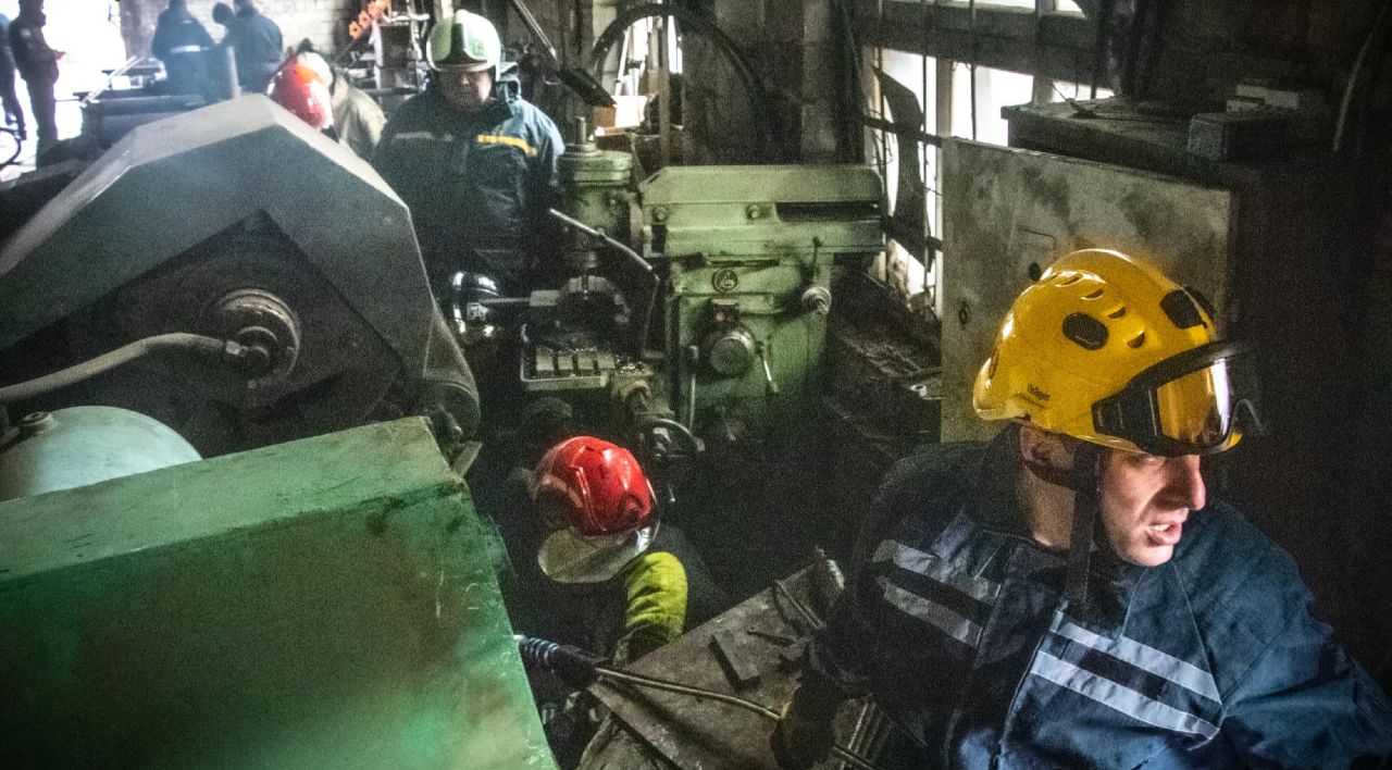 Рятувальники дістали з-під станка тіло загиблого. Фото: ГУ ДСНС у Києві