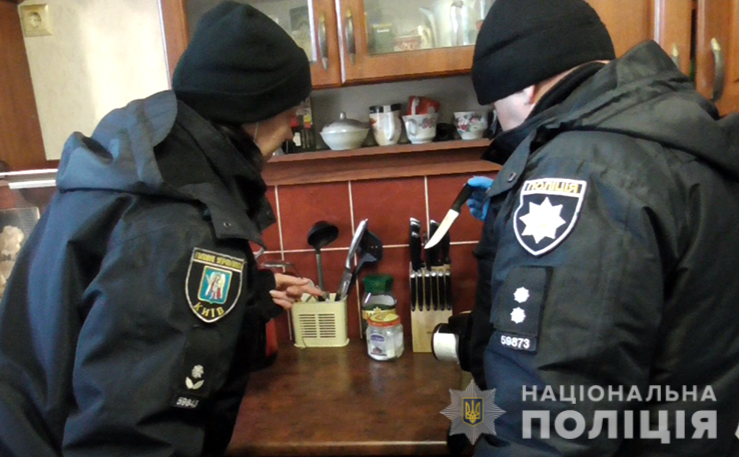 У Києві чоловік-тиран декілька разів вдарив ножем свою дружину