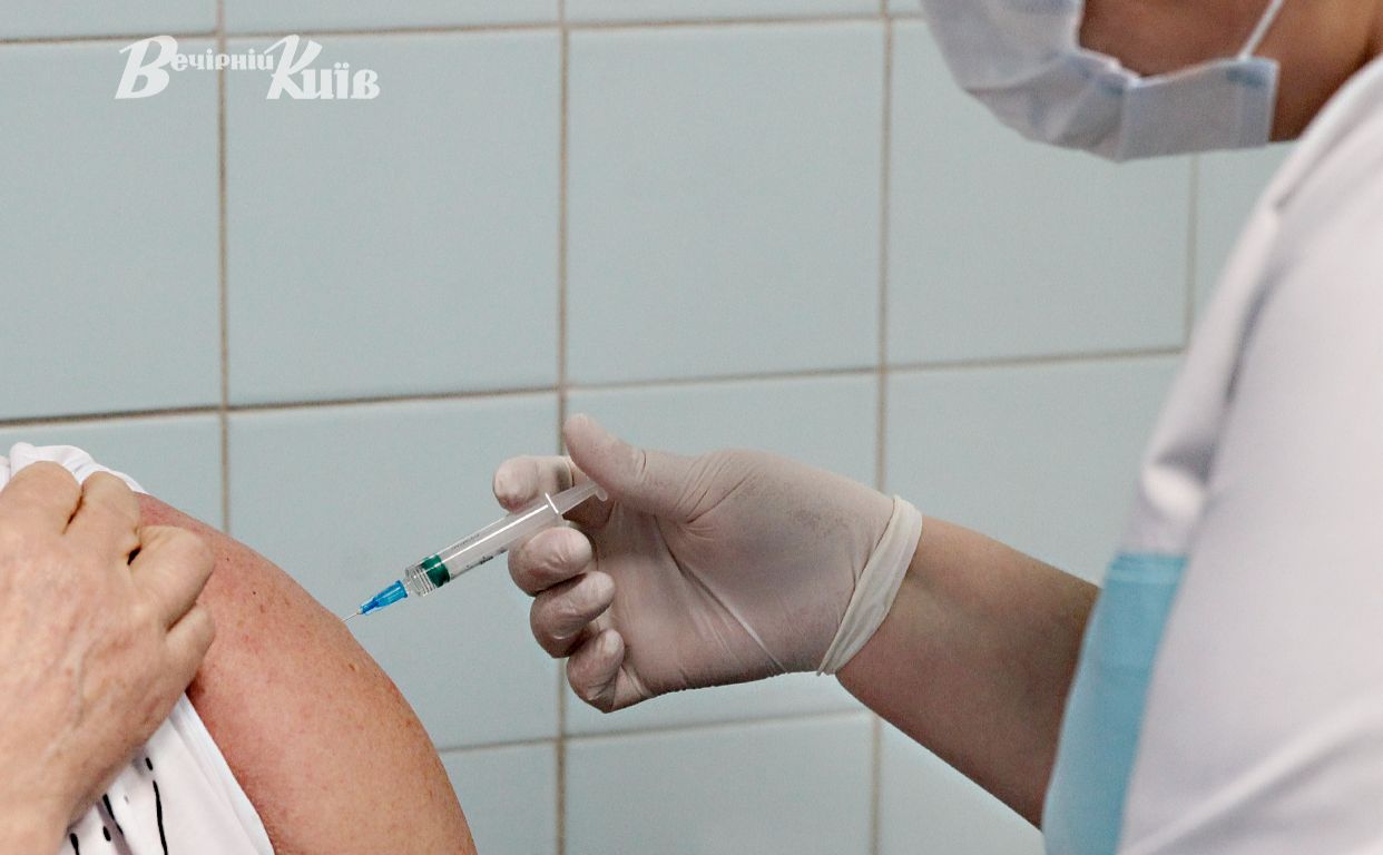 Вакцинація поки що єдиний спосіб захисту від COVID-19. Фото: Борис Корпусенко