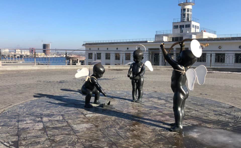 Переодягати скульптури до свят стало доброю традицією. Фото: Володимир Журавель
