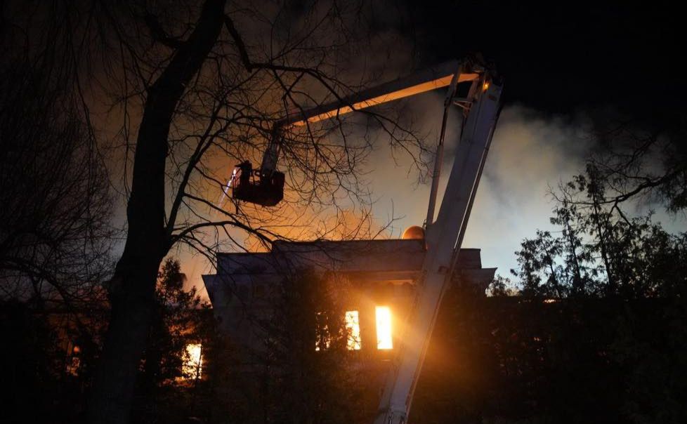 Місто пообіцяло відновити гімназію «Східних мов» після пожежі. Фото: пресслужба ДСНС