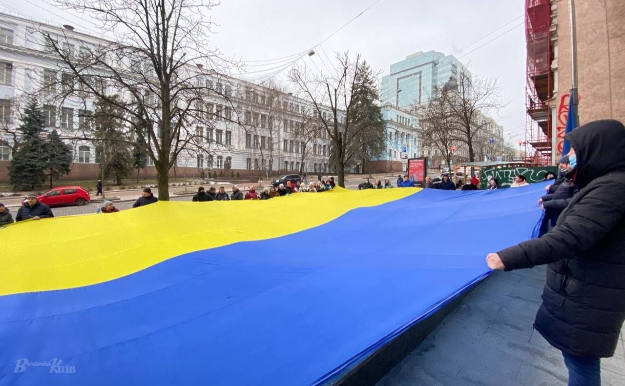 Участь в акції взяли як працівники райдержадміністрації, так і перехожі. Фото: Даша Гришина