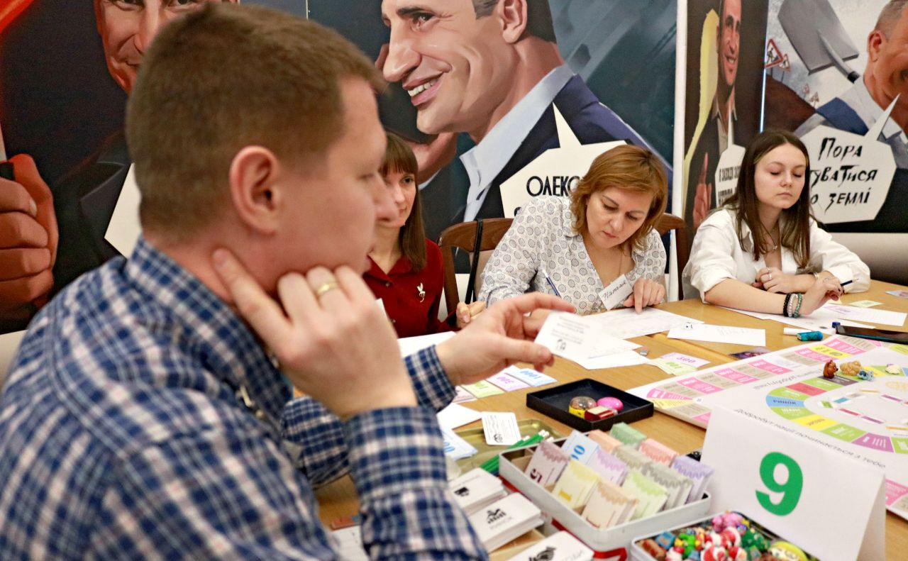 Фінансова грамотність і раціональні витрати: у Києві відбувся чемпіонат з популярної гри