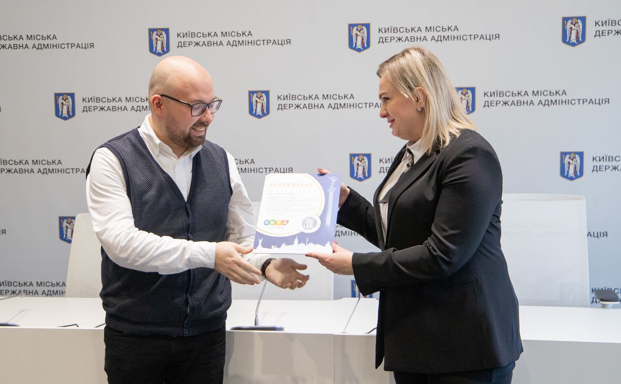 До Міжнародного Дня туристичних гідів їм вручили сертифікати. Фото: КМДА