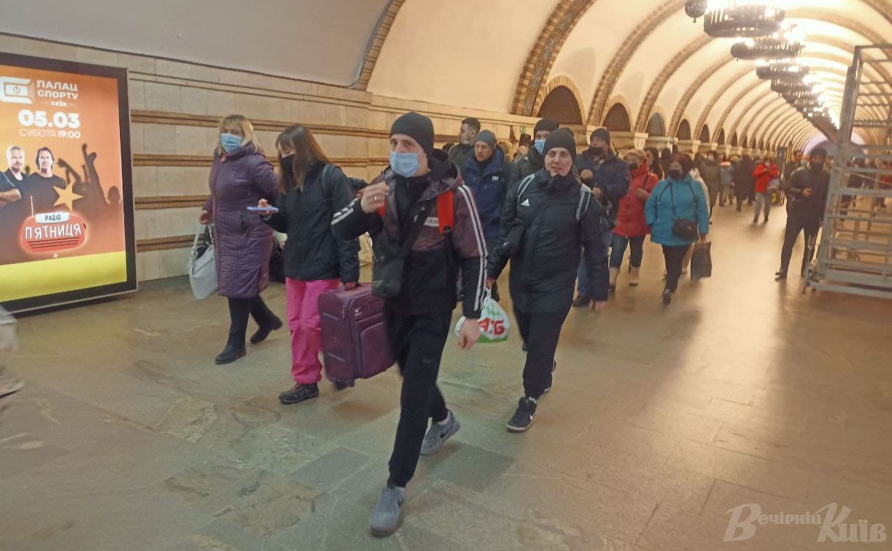 Метро працює, фото станом на 7 ранку, 24 лютого.
