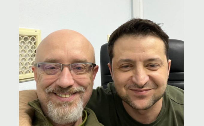 Міністр Резніков (ліворуч) із президентом Зеленським (праворуч)