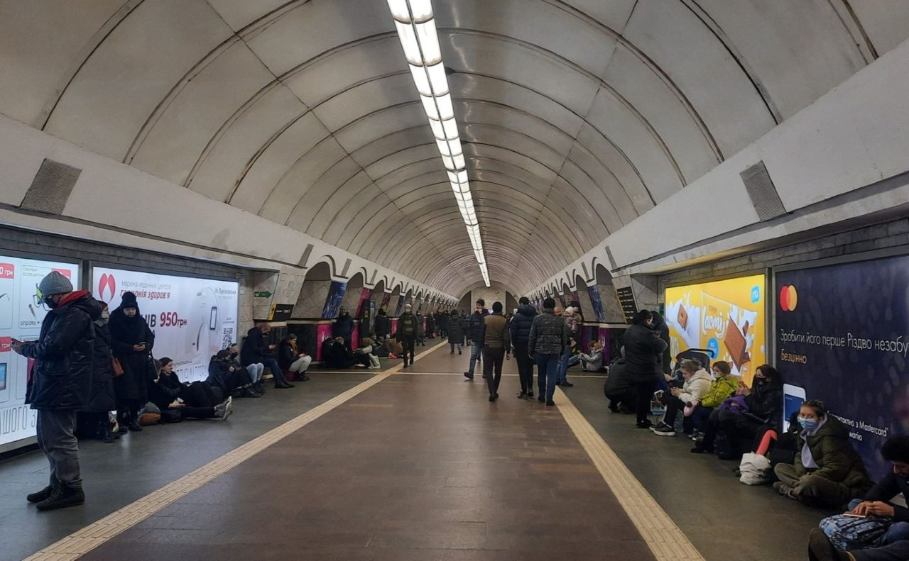 Метро перевозить пасажирів Фото: Тетяни Берзрук