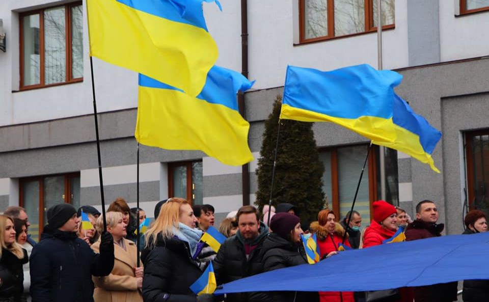 Прапори біля Міської ради на мітингу напередодні війни. Фото: Бучанська міська рада