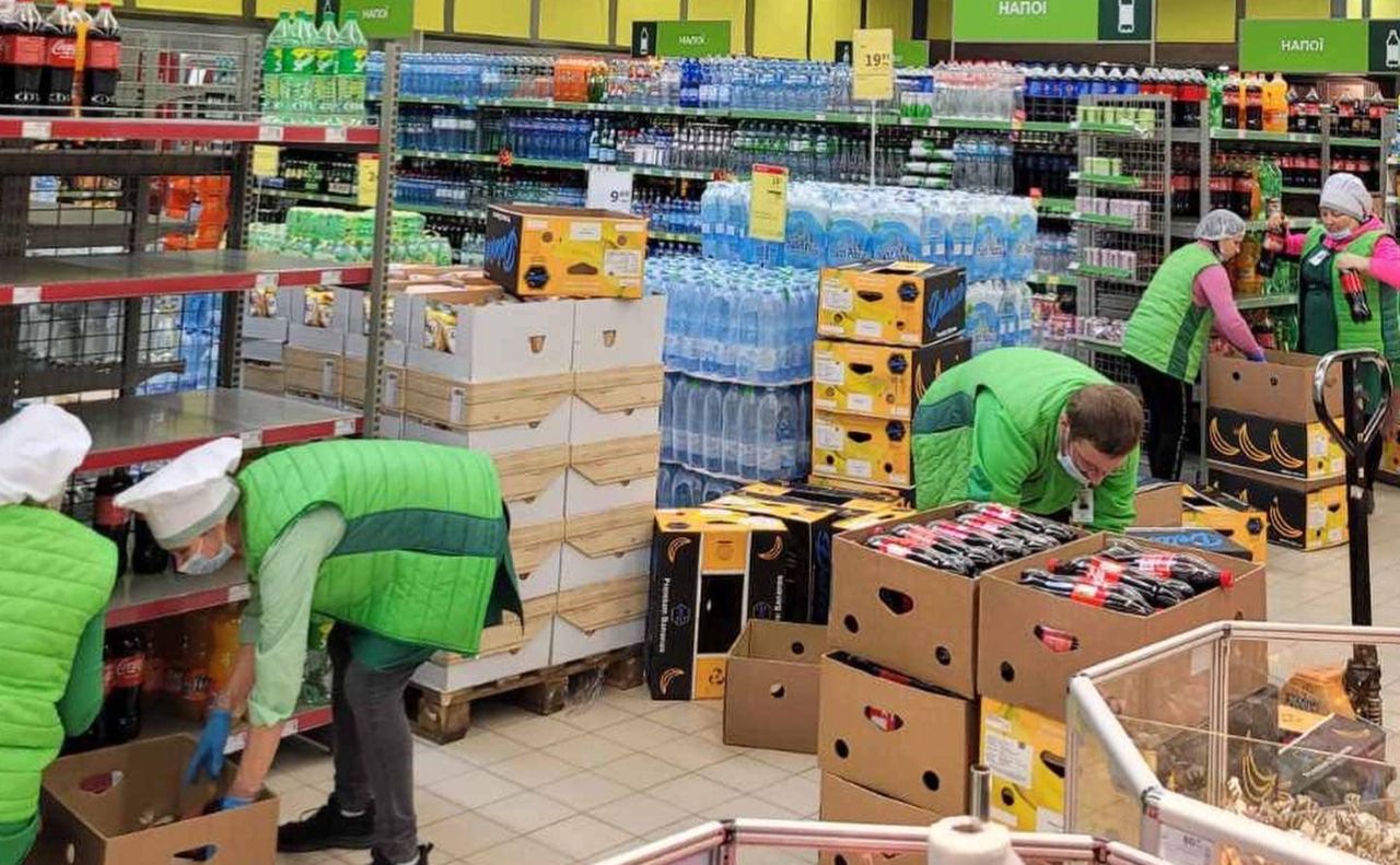 Співробітники NOVUS забирають з полиць продукцію Coca-Cola