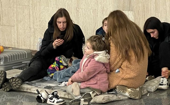 Підземні станції метро цілодобово відкриті як укриття