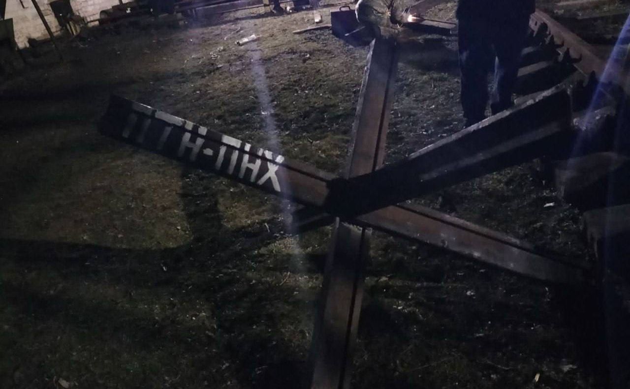 Із рейок, які закупили для ремонту колій «варять» протитанкові їжаки. Фото: Укрзалізниця
