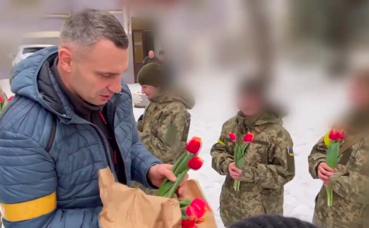 Військовим очільник Києва подарував червоно-жовті тюльпани. Фото: скрін з відео