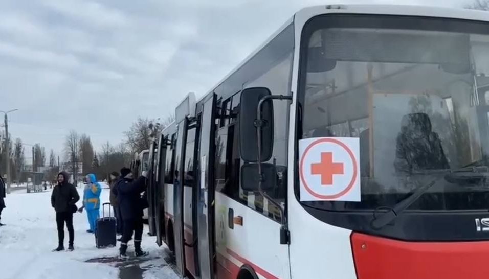 Людей вивозять на автобусах з червоним хрестом. Фото: скрін з відео Кирила Тимошенка
