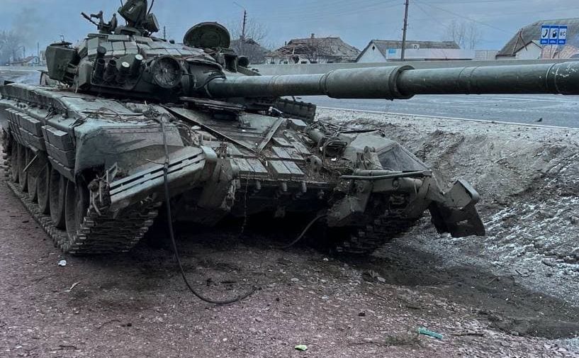 Підбитий російський танк на Київщині. Фото: Муніципальна варта Києва