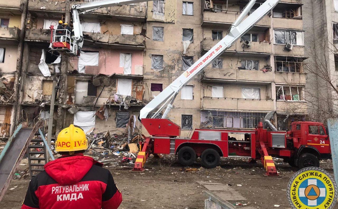 Рятувальники усували наслідки вибуху від падіння ракети. Фото: КАРС