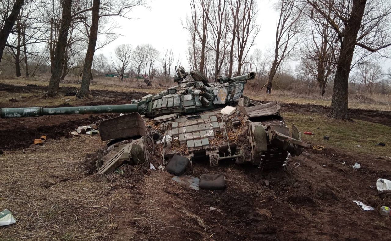 Знищений танк окупантів на Чернігівщині. Фото: оперативне командування «Північ»