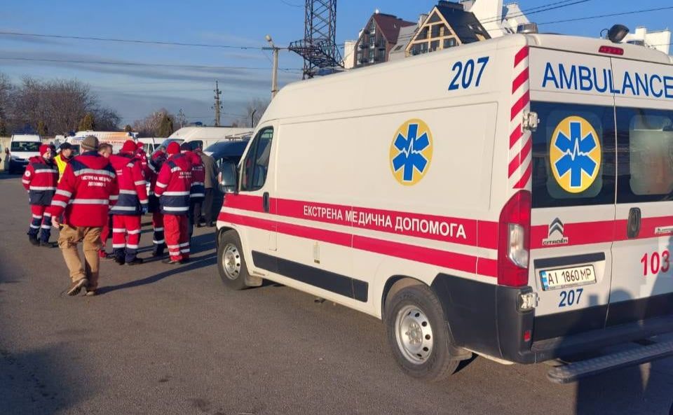 Автомобілі швидкої допомоги теж евакуюють людей. Фото: поліція Київщини