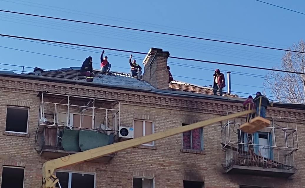 Ремонт покрівлі на вулиці Кирилівській. Фото Подільської РДА