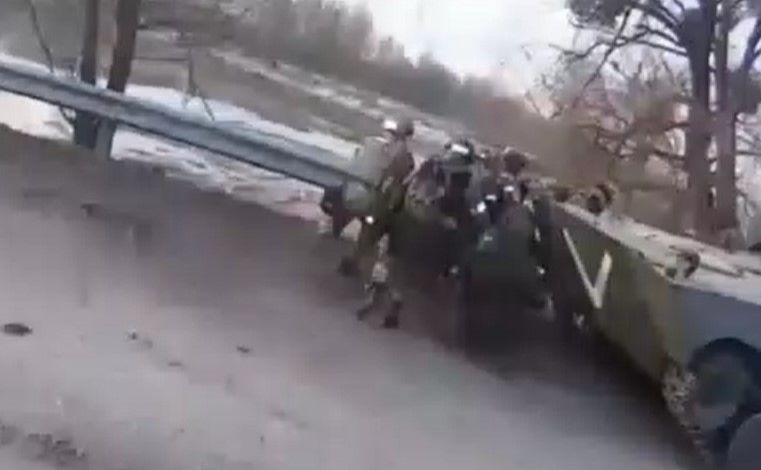 Окупанти накивали п’ятами після того, як наші бійці підбили їх транспорт. Фото: скріншот з відео