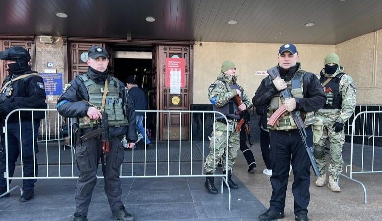 Поліцейські на вокзалі у всіх перевіряють документи. Фото: Нацполіція