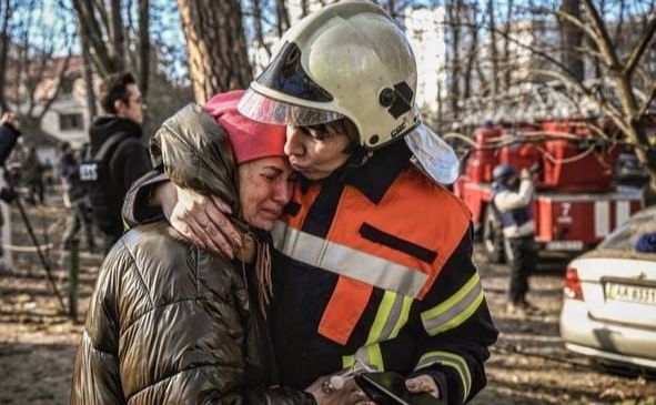 Світлана Водолага з мешканкою зруйнованого будинку Фото: ГУ ДСНС у м.Києві
