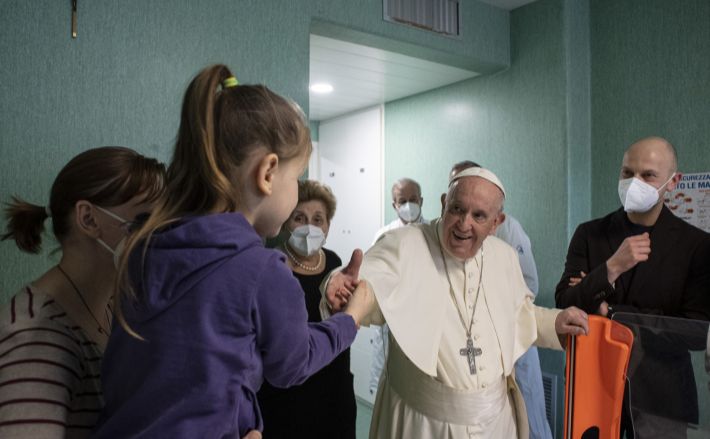 Папа Франциск у ватиканській лікарні «Bambino Gesù» відвідує українських дітей. Фото: Vatican Media