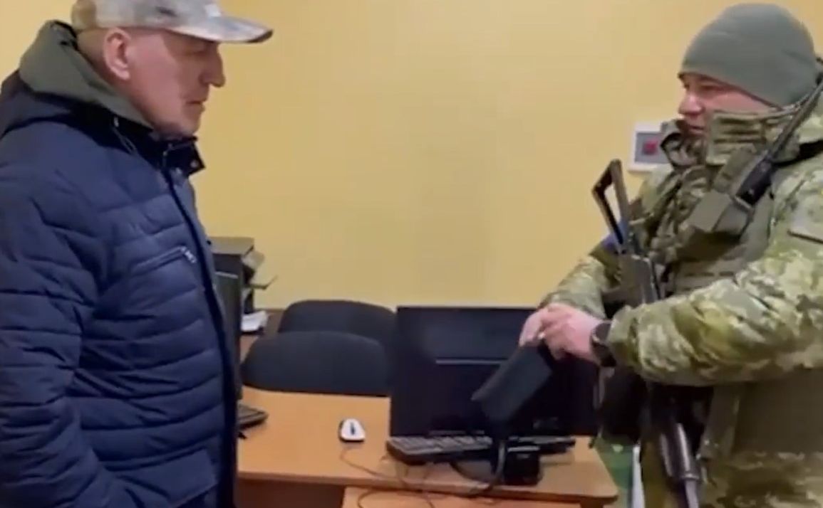 Білоруський посол побоявся прийняти «подарунок». Фото: скріншот з відео