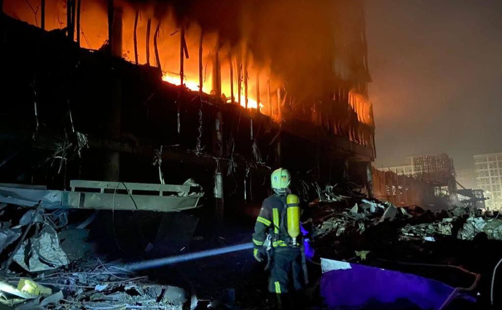 Рятувальники ДСНС ліквідовують пожежу в ТРЦ у Києві Фото: ДСНС