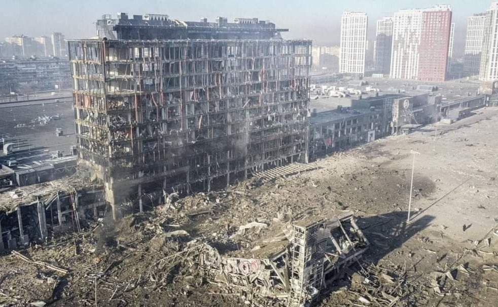 Зруйнований ракетною атакою ТРЦ в житловому масиві Києва Фото: З відкритих джерел