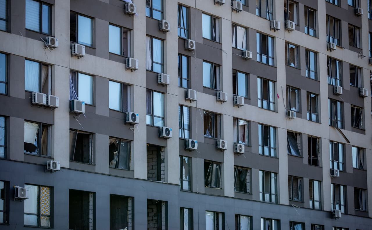 У Подільському районі внаслідок обстрілів згорів ТРЦ та пошкоджені 6 будинків. Фото: Олексій Самсонов