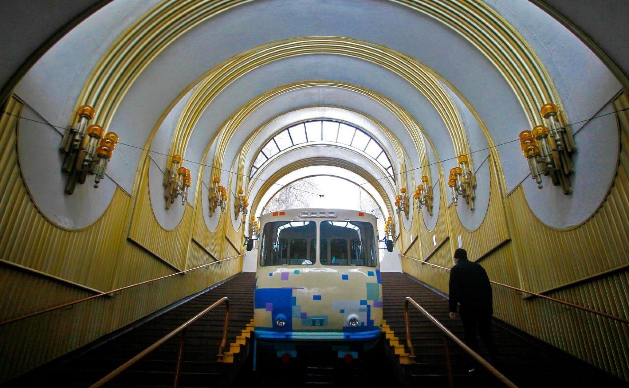 Фунікулер має 12 вітражів, створений 1984 року. Фото: Борис Корпусенко