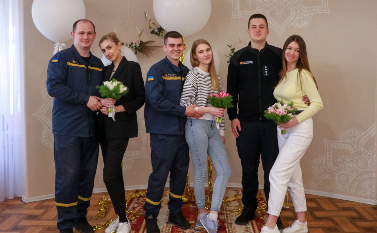 Співробітники київського Гарнізону пожежно-рятувальної служби одружилися в один день. Фото: Головне управління ДСНС в м. Києві